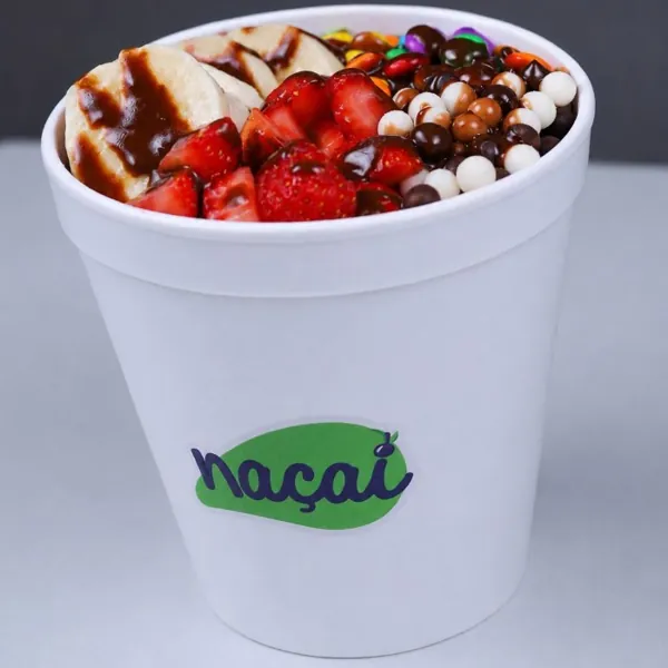 Açaí 480 ml com morango, chocolate e confeitos