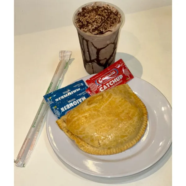 Combo milk shake com pastel de forno