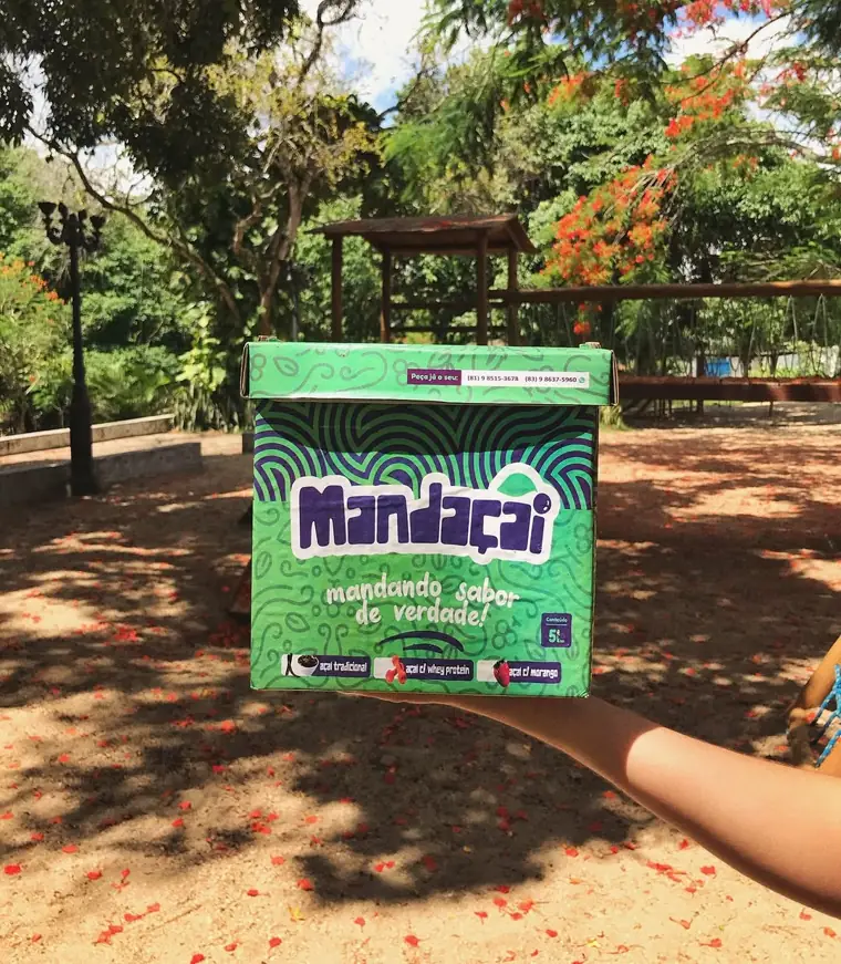 Caixa de Mandaçaí ao ar livre