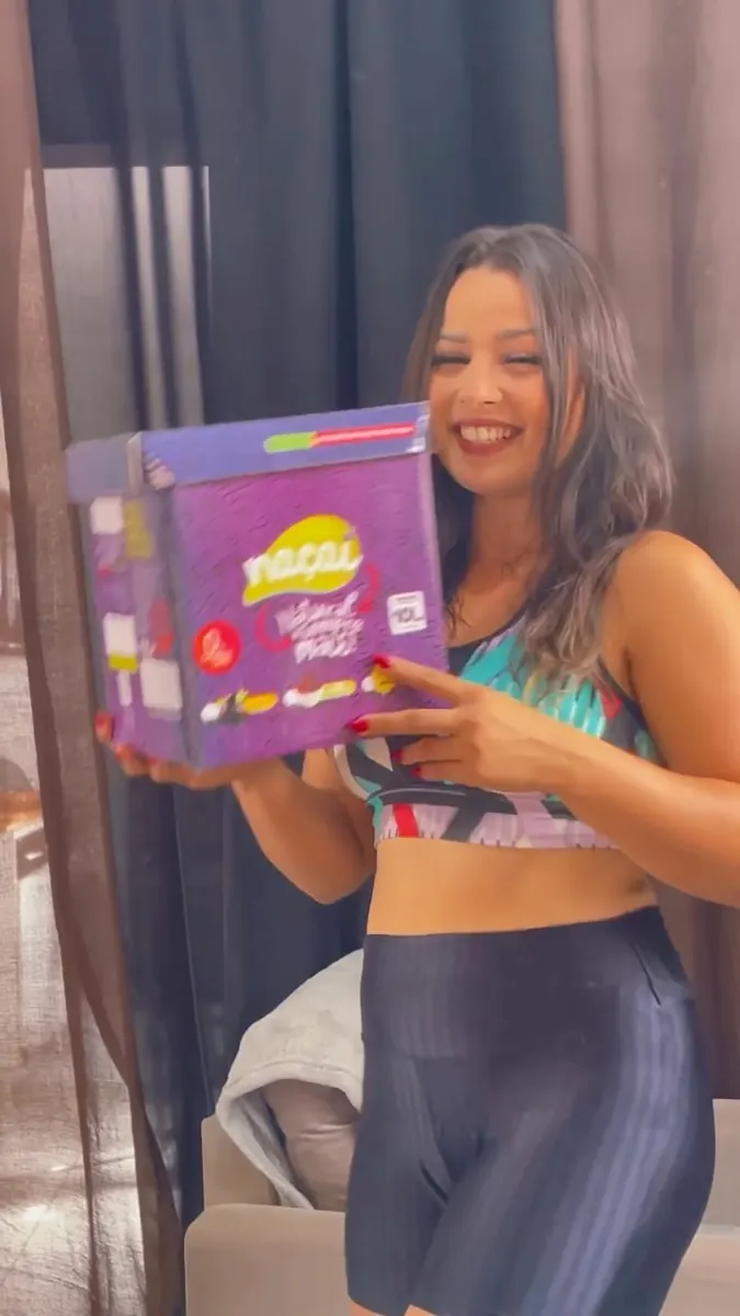 Cliente segurando caixa de açaí Naçaí