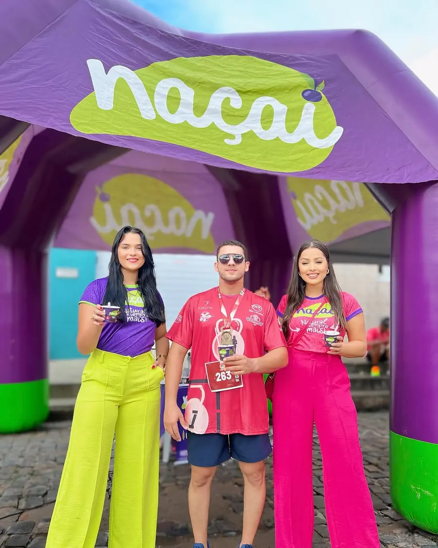 Equipe Naçaí em evento com a tenda da marca