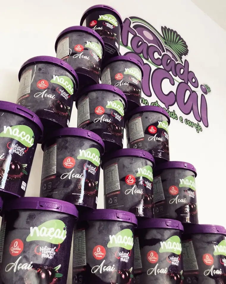Pilha de potes de açaí Naçaí de 900 ml na loja de fábrica