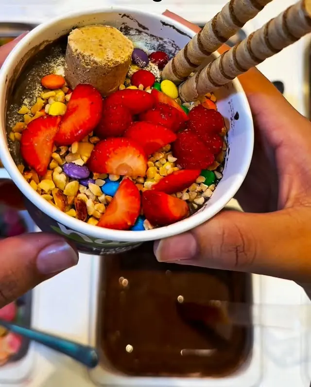Açaí com morango, paçoca, confeitos e canudo de chocolate
