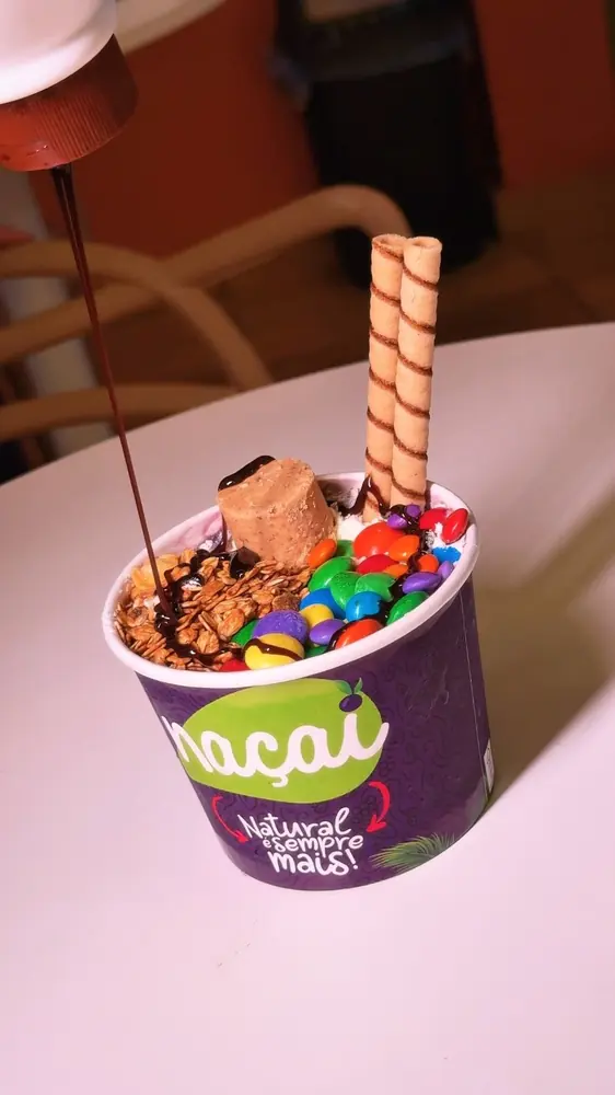 Copo de açaí com calda de chocolate, confeitos e wafer