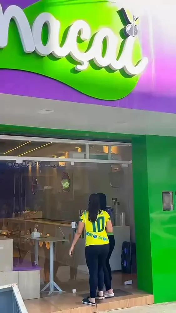 Fachada da loja Naçaí com o letreiro verde