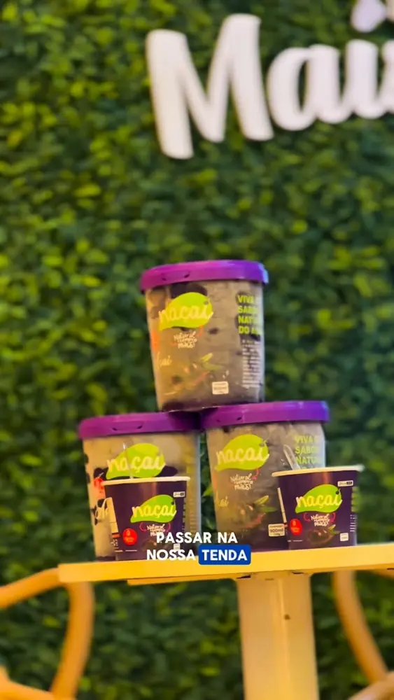 Potes de açaí Naçaí empilhados na tenda da marca