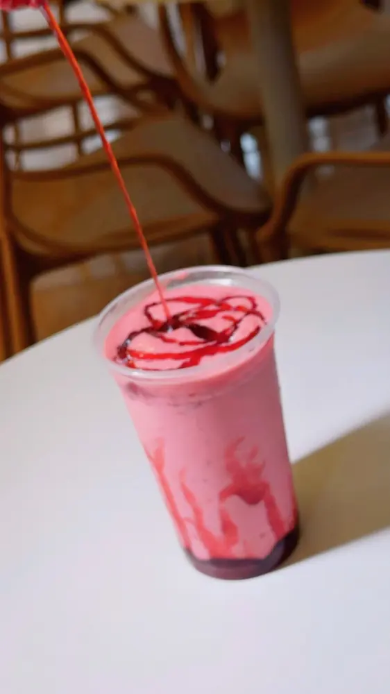 Milk shake de morango com calda