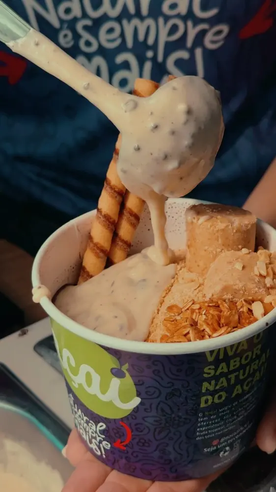 Sorvete cremoso com wafer no copo Naçaí