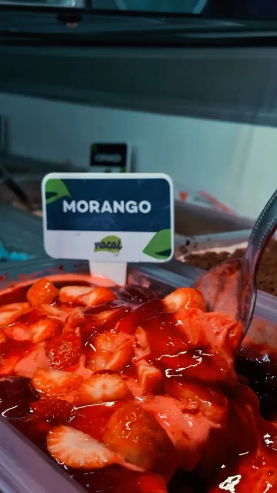 Cobertura de morango no self-service