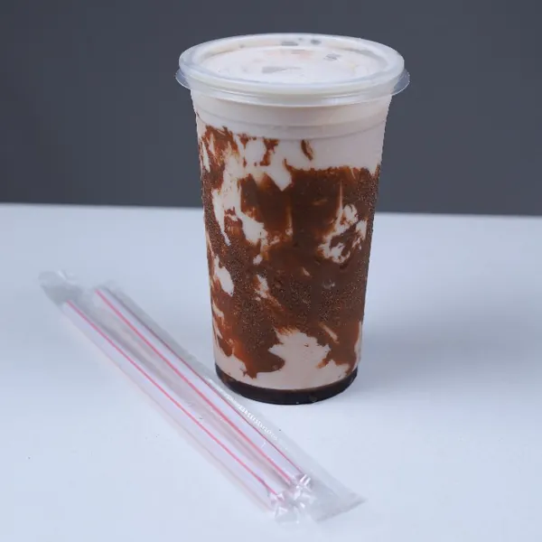 Milk shake cremoso com calda de chocolate